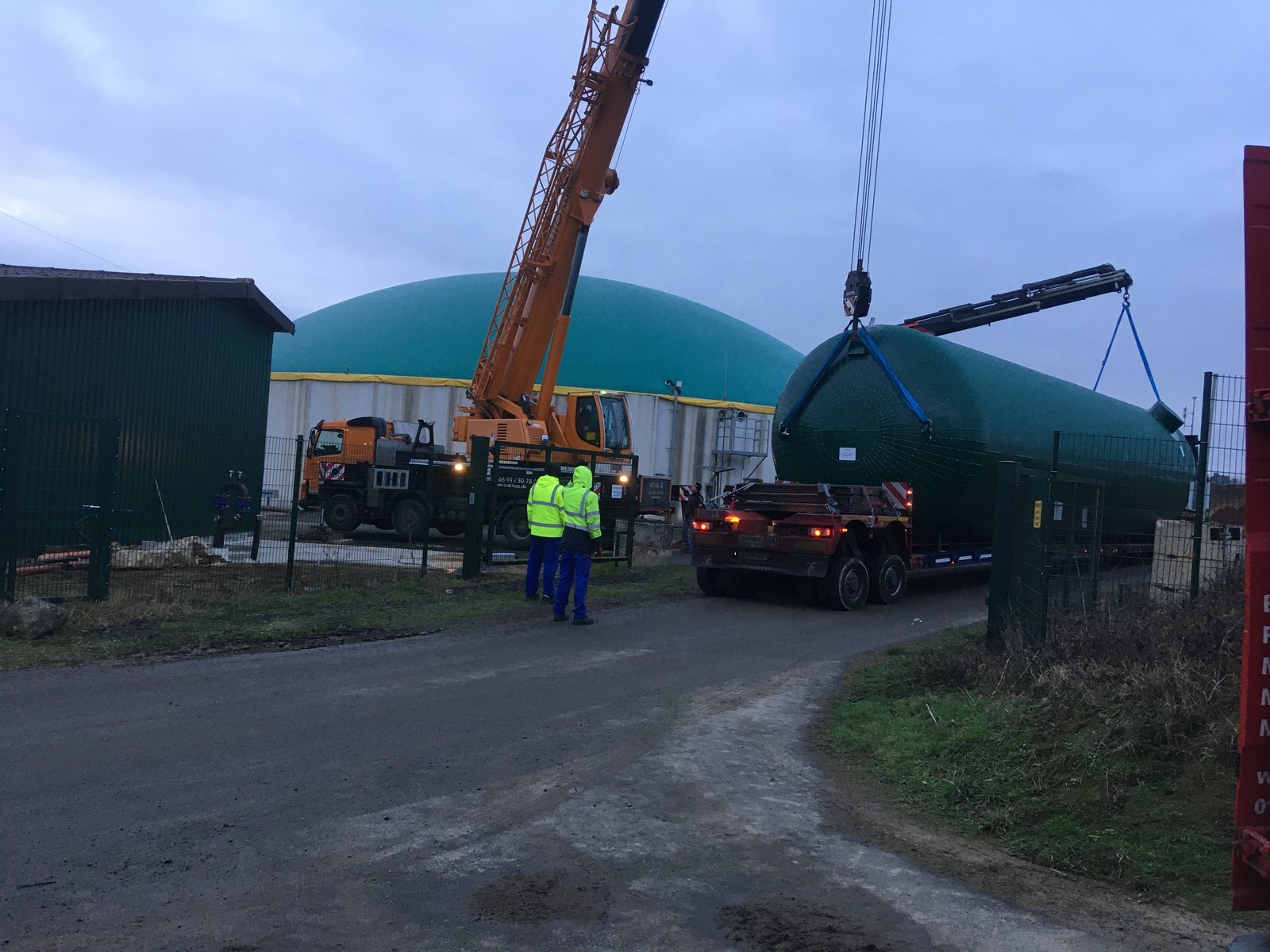 Anlieferung des Wärmespeichers an der Biogasanlage per Schwertransport